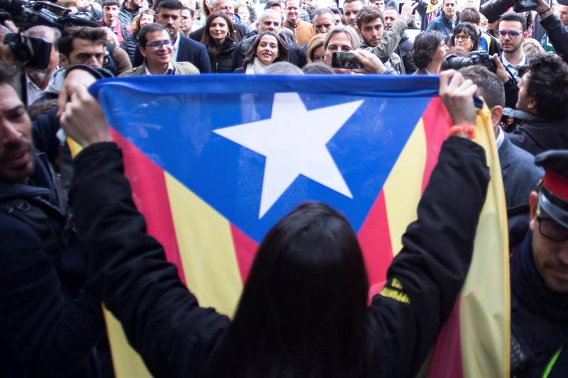 Decenas de personas insultan a Inés Arrimadas y varios diputados de Ciudadanos en la plaza Major de Vic Decenas de personas insultan a Inés Arrimadas y varios diputados de Ciudadanos en la plaza Major de Vic
