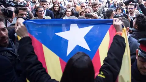 Inés Arrimadas en un paseo con varios ciudadanos en Vic. Inés Arrimadas en un paseo con varios ciudadanos en Vic.