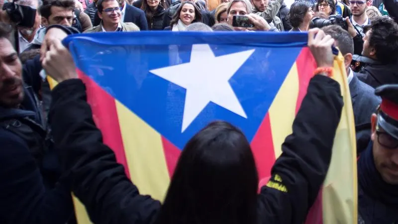 Inés Arrimadas en un paseo con varios ciudadanos en Vic. Inés Arrimadas en un paseo con varios ciudadanos en Vic.