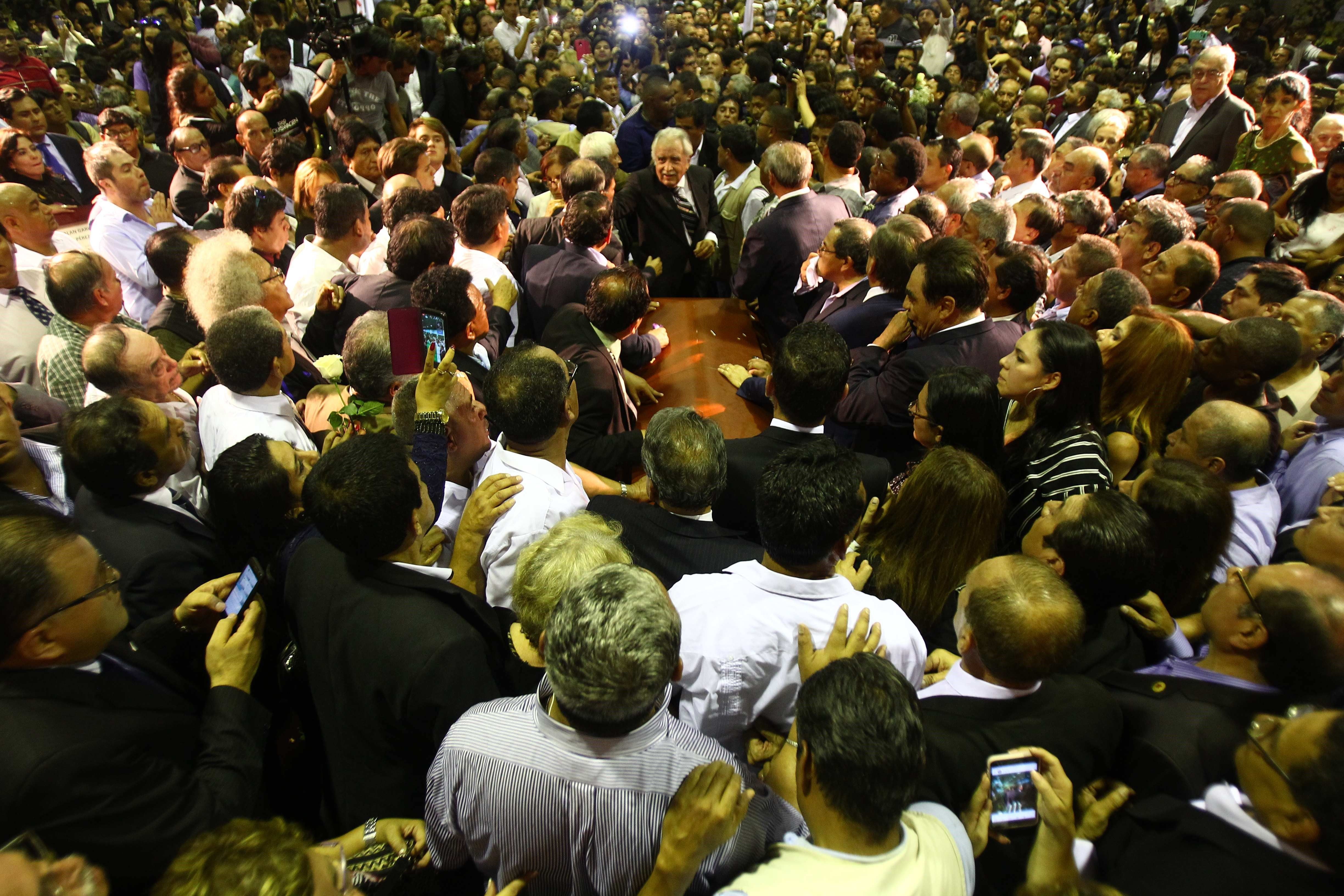 Al menos ocho muertos por el accidente de un autobús que se dirigía al funeral de Alan García Al menos ocho muertos por el accidente de un autobús que se dirigía al funeral de Alan García