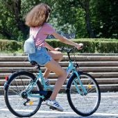 Una chica montando en bicicleta