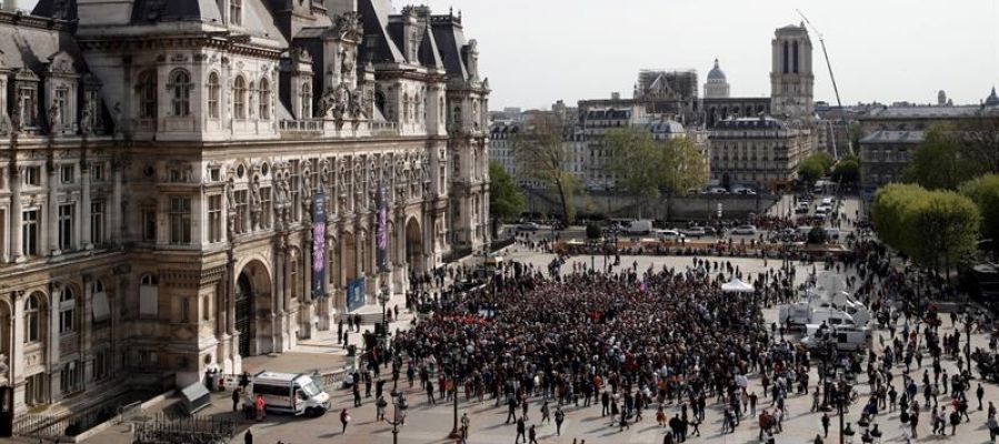Cientos de personas homenajean a los bomberos que participaron en la extinción del incendio de Notre Dame Cientos de personas homenajean a los bomberos que participaron en la extinción del incendio de Notre Dame
