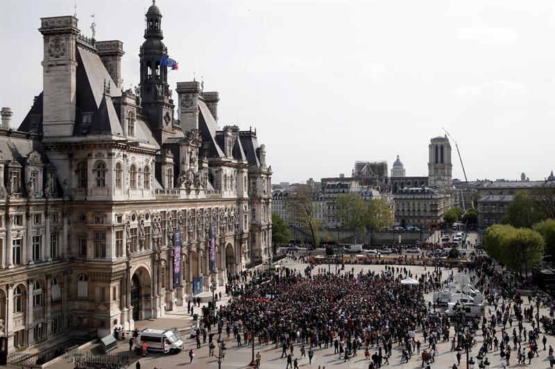 Francia homenajea a los bomberos que participaron en la extinción del incendio en Notre Dame Francia homenajea a los bomberos que participaron en la extinción del incendio en Notre Dame