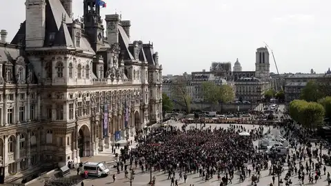 Cientos de personas homenajean a los bomberos que participaron en la extinción del incendio de Notre Dame Cientos de personas homenajean a los bomberos que participaron en la extinción del incendio de Notre Dame