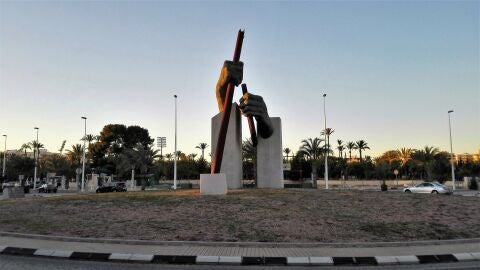 Estatua de las manos de San Juan en Elche.