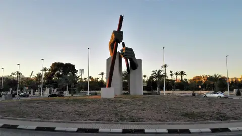 Estatua de las manos de San Juan en Elche. Estatua de las manos de San Juan en Elche.