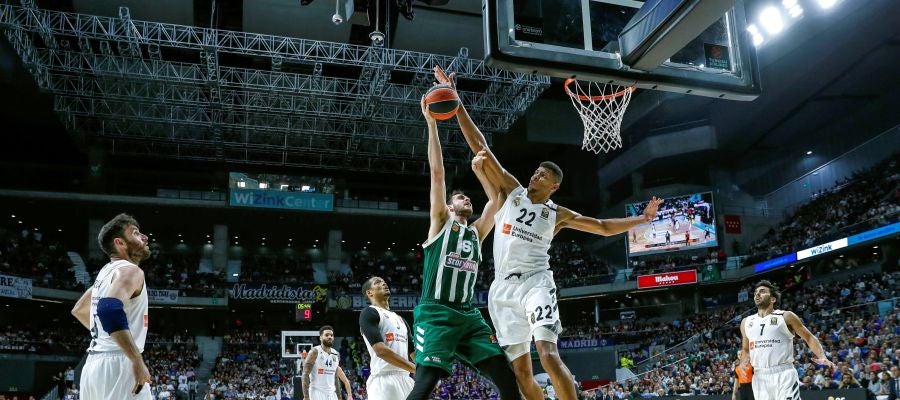 Tavares tapona el lanzamiento de Papagiannis Tavares tapona el lanzamiento de Papagiannis