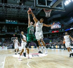 Tavares tapona el lanzamiento de Papagiannis Tavares tapona el lanzamiento de Papagiannis