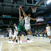 Tavares tapona el lanzamiento de Papagiannis Tavares tapona el lanzamiento de Papagiannis