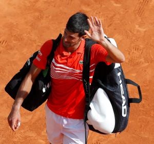 Novak Djokovic saluda al público de Montecarlo tras su derrota ante Daniil Medvedev Novak Djokovic saluda al público de Montecarlo tras su derrota ante Daniil Medvedev