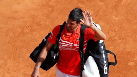 Novak Djokovic saluda al p&uacute;blico de Montecarlo tras su derrota ante Daniil Medvedev