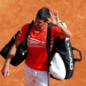 Novak Djokovic saluda al público de Montecarlo tras su derrota ante Daniil Medvedev
