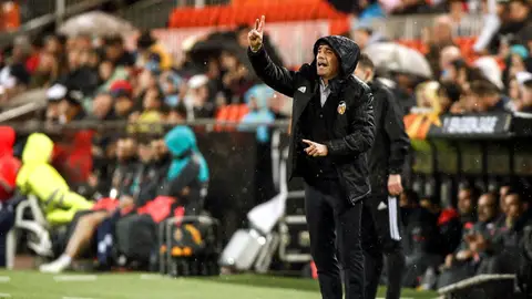 Marcelino da indicaciones en banda Marcelino da indicaciones en banda