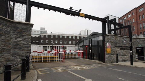 Vista general de la entrada del cuartel general de la polic&iacute;a en London Derry, en Irlanda del Norte