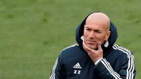 Zidane observa a sus jugadores en el entrenamiento en Valdebebas Zidane observa a sus jugadores en el entrenamiento en Valdebebas