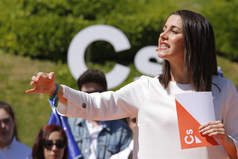 Arrimadas avisa a Esteban y Rufián de que Ciudadanos va a "borrar su sonrisita supremacista" Arrimadas avisa a Esteban y Rufián de que Ciudadanos va a "borrar su sonrisita supremacista"