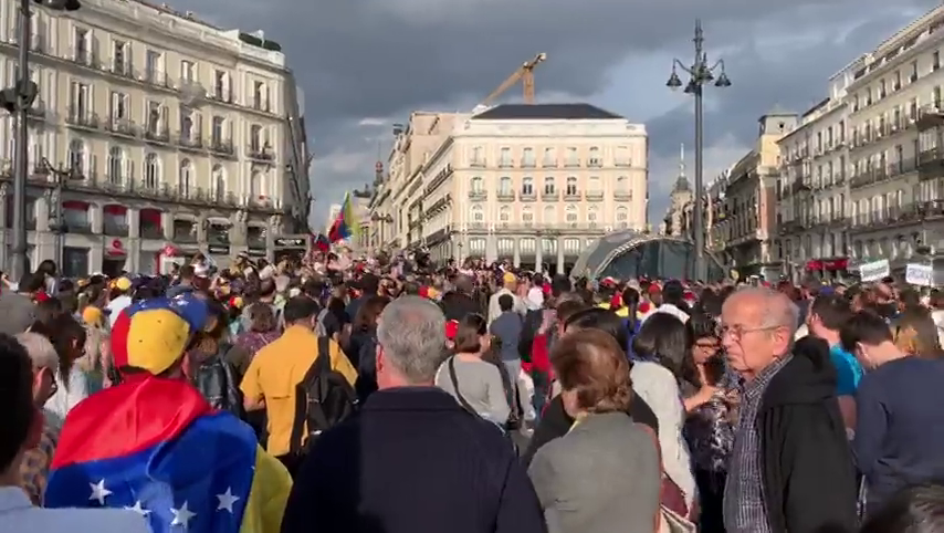 Cientos de venezolanos se concentran en la Puerta del Sol en apoyo de Guaidó Cientos de venezolanos se concentran en la Puerta del Sol en apoyo de Guaidó