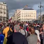 Cientos de venezolanos se manifiestan en Sol para apoyar a Guaidó