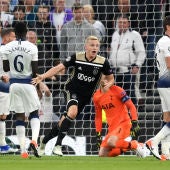 Van de Beek celebra su gol con el Ajax ante el Tottenham