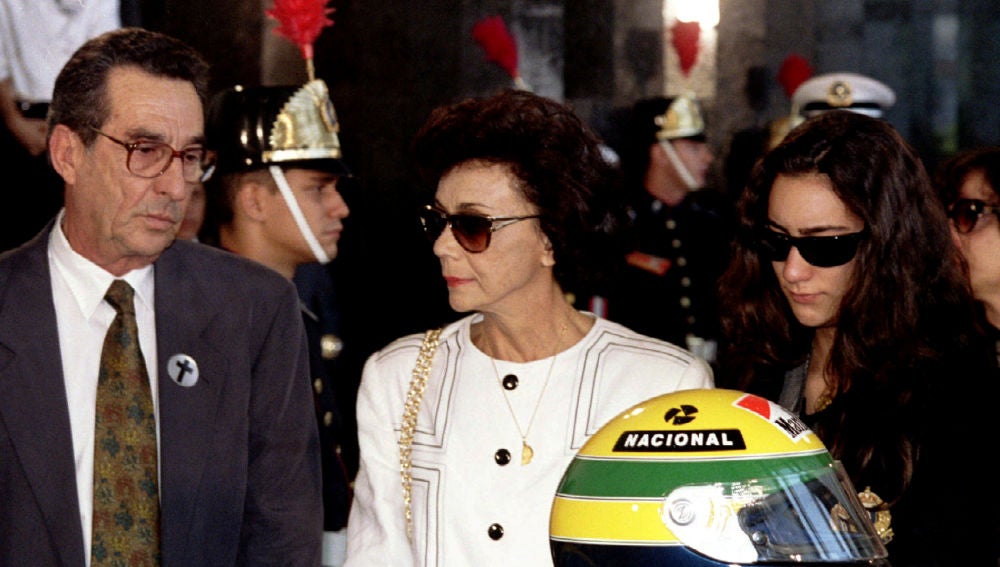 Los padres y la hermana de Ayrton Senna, durante el funeral del piloto