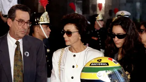 Los padres y la hermana de Ayrton Senna, durante el funeral del piloto Los padres y la hermana de Ayrton Senna, durante el funeral del piloto