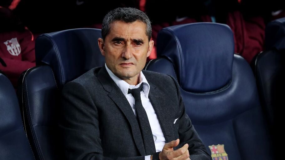 Ernesto Valverde, con gesto serio en el banquillo