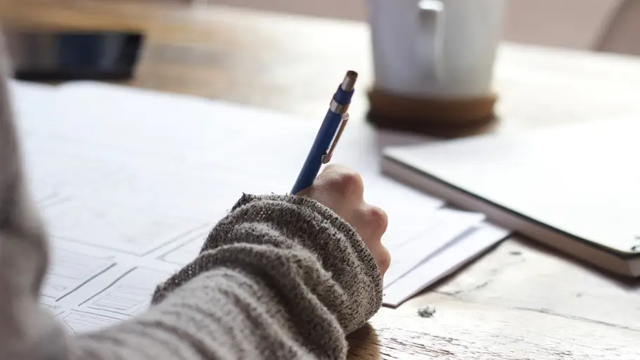 Una persona escribiendo Una persona escribiendo