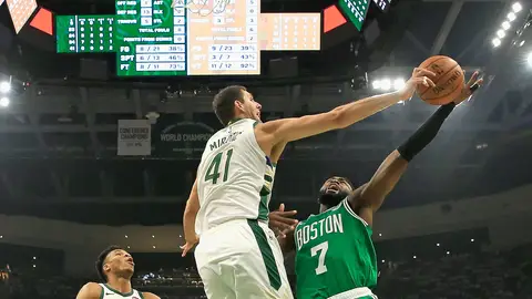 Nikola Mirotic tapona a Jaylen Brown Nikola Mirotic tapona a Jaylen Brown