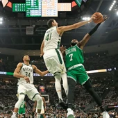 Nikola Mirotic tapona a Jaylen Brown Nikola Mirotic tapona a Jaylen Brown