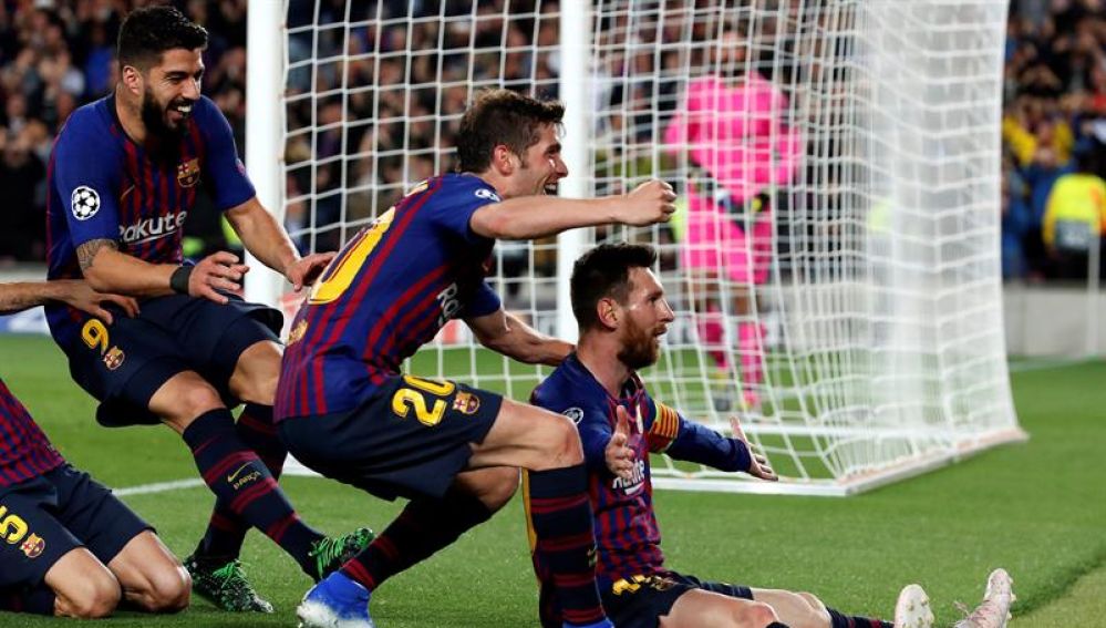Messi celebra su gol de falta ante el Liverpool