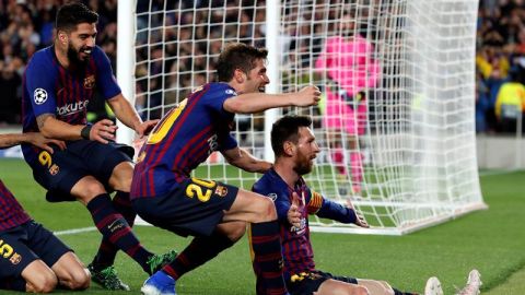 Messi celebra su gol de falta ante el Liverpool
