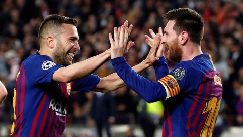 Jordi Alba y Messi celebran un tanto ante el Liverpool