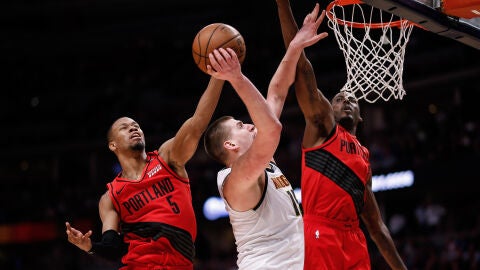 Hood y Aminu defienden a Jokic