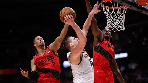 Hood y Aminu defienden a Jokic Hood y Aminu defienden a Jokic