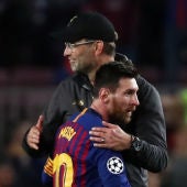 Klopp y Messi se saludan tras el partido