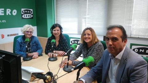 Los profesores Victoria Rodriguez y Enrique Conejero y la presidenta de la AIE Genoveva Martin aconsejan a los candidatos que no lo hagan