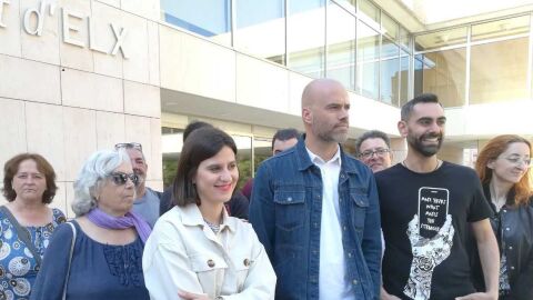 Integrantes de Podemos Elche junto al Ayuntamiento. 