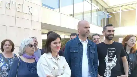 Integrantes de Podemos Elche junto al Ayuntamiento. Integrantes de Podemos Elche junto al Ayuntamiento.