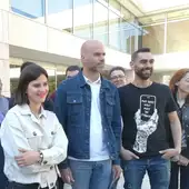 Integrantes de Podemos Elche junto al Ayuntamiento. Integrantes de Podemos Elche junto al Ayuntamiento.