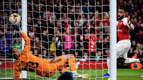 Lacazette anota con el Arsenal ante el Valencia