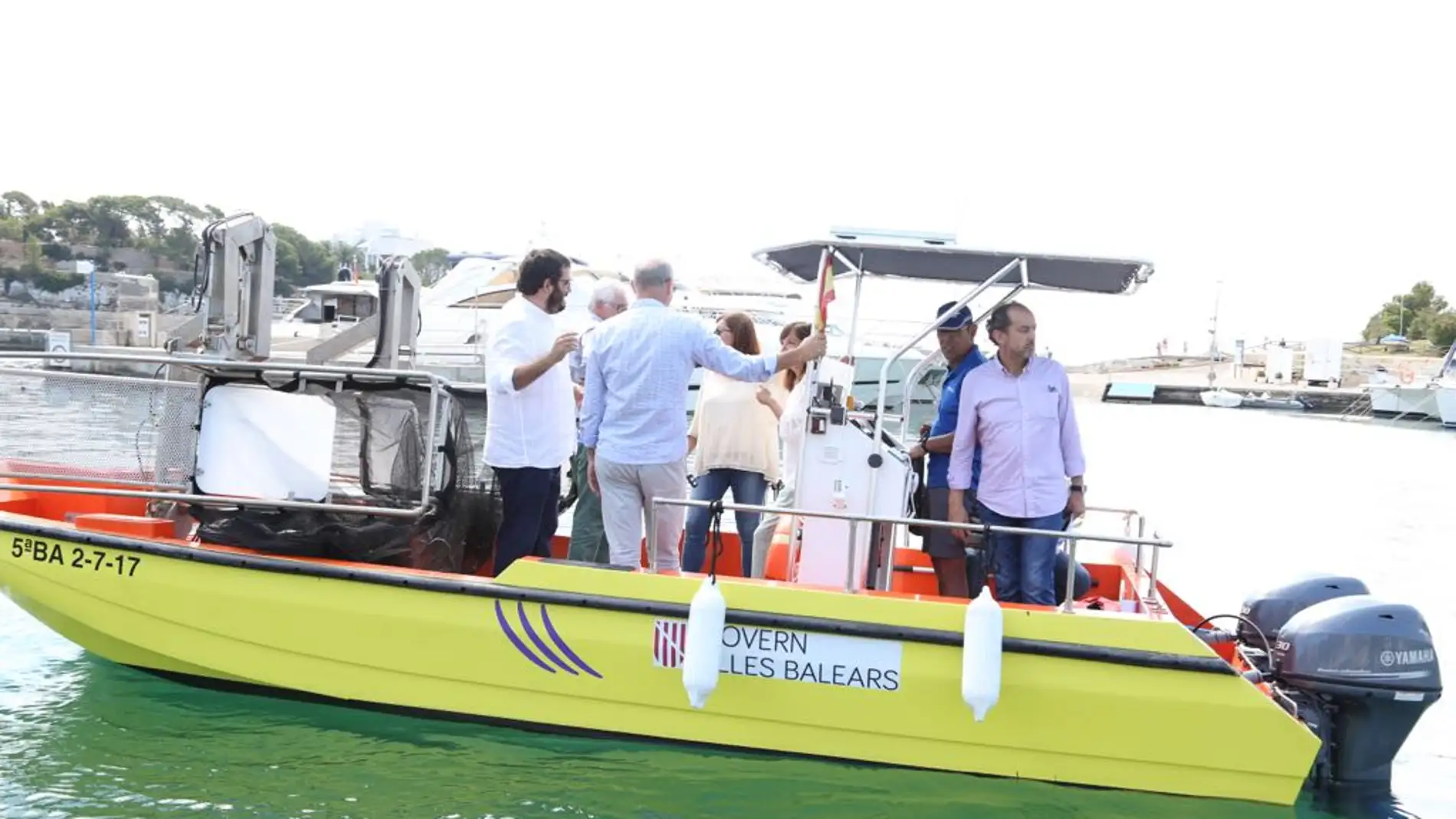 El Conseller de Medio Ambiente, Vicenç Vidal, y la Presidenta del Govern, Francina Armengol, a bordo de una de las barcas de limpieza del litoral. 