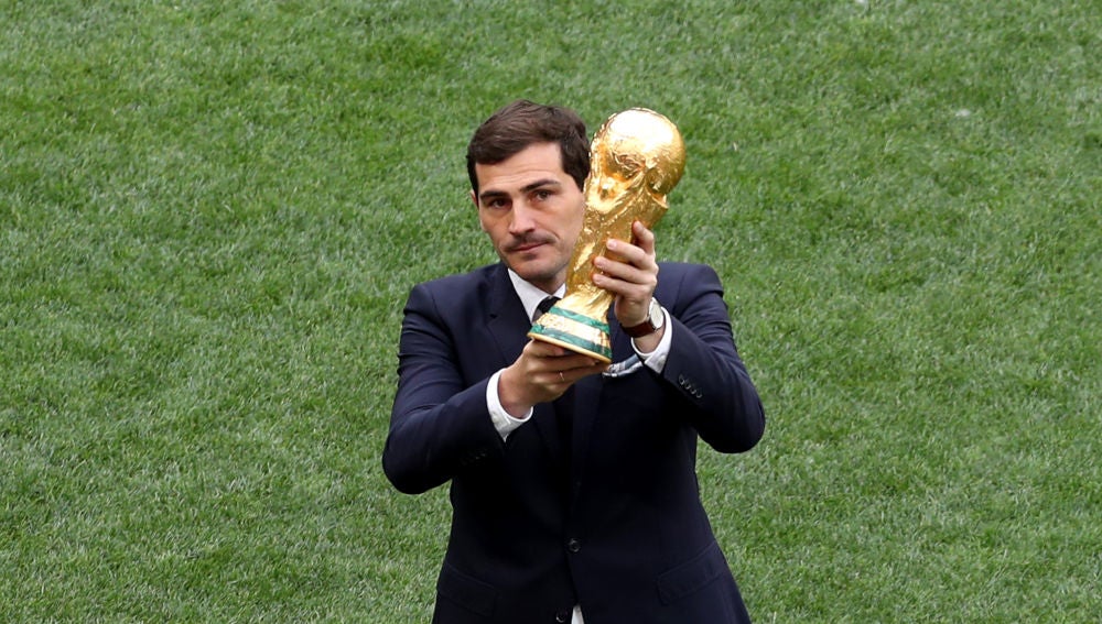 Iker Casillas sostiene la Copa del Mundo