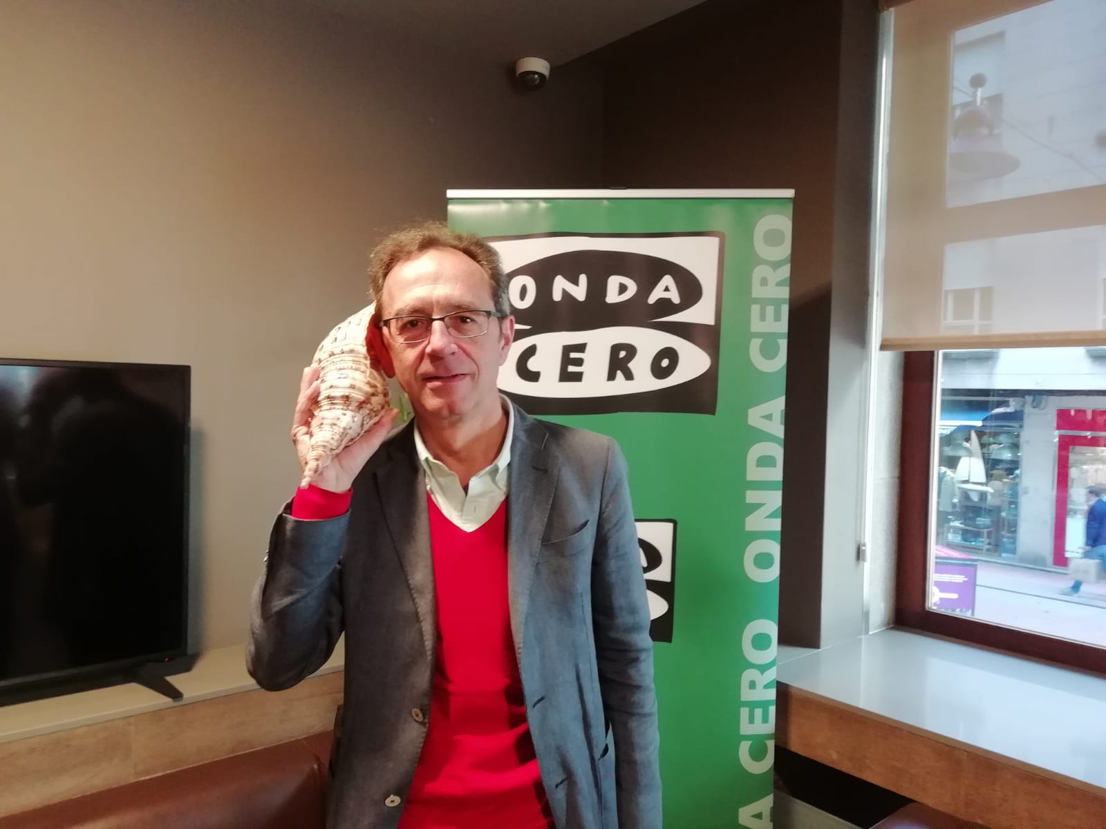 Luís Rei: "Cos meus primeiros poemas intentaba cambiar o país e convencer ás mozas que me gustaban para que me fixesen caso" Luís Rei: "Cos meus primeiros poemas intentaba cambiar o país e convencer ás mozas que me gustaban para que me fixesen caso"