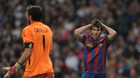 Messi lamenta una ocasi&oacute;n ante Casillas