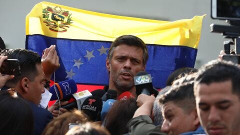 El l&iacute;der opositor Leopoldo L&oacute;pez habla ante los medios