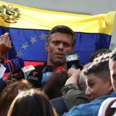El líder opositor Leopoldo López habla ante los medios