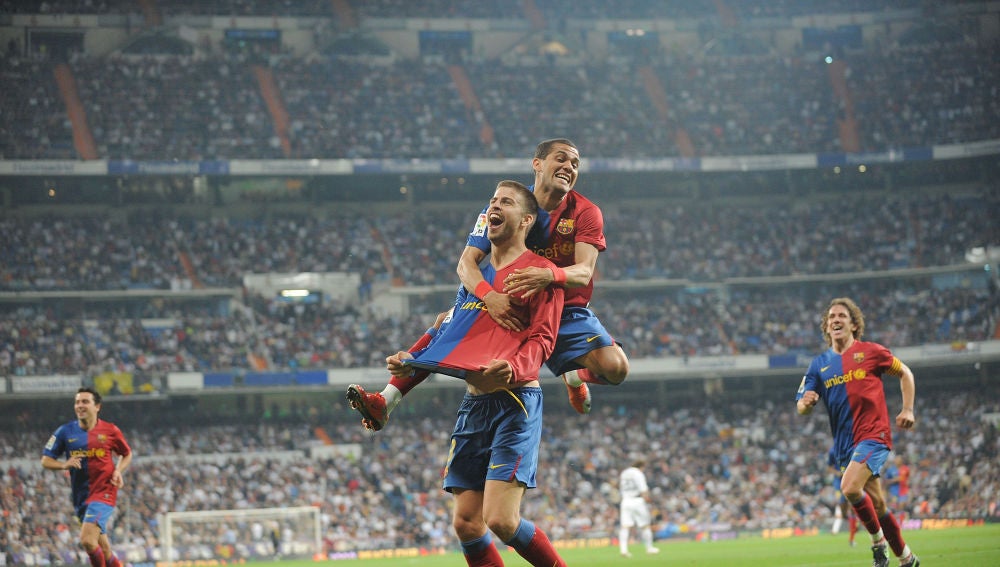 Piqué celebra su gol en el 2-6 del Barça en el Bernabéu