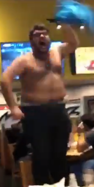 El gol de Messi de falta desata la locura en un bar El gol de Messi de falta desata la locura en un bar