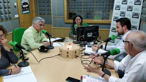 Es jueves y tenemos tertulia pol&iacute;tica con representantes de los principales partidos pol&iacute;ticos: Mart&iacute;n Vila en representaci&oacute;n de Ganar C&aacute;diz en Com&uacute;n, Lucrecia Valverde de CIudadanos, Jes&uacute;s Ca&ntilde;as del Partido Socialista y Vicente S&aacute;nchez por parte del Partido Popular. Modera Carmen Pa&uacute;l.