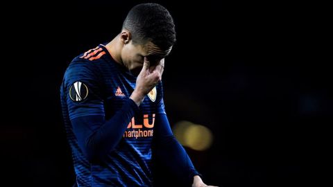 Rodrigo se lamenta durante la derrota del Valencia ante el Arsenal